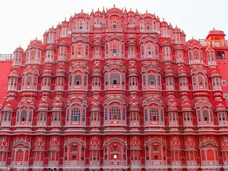Hawa Mahal'in alttan yukarıya doğru görüntüsü