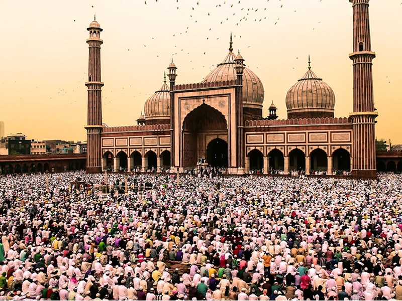 Jama Camii önünde çok büyük bir kalabalık namaz kılarken